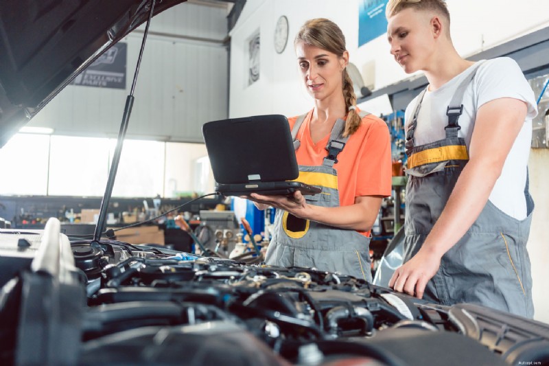 5 abilità automobilistiche essenziali che gli adolescenti devono padroneggiare 