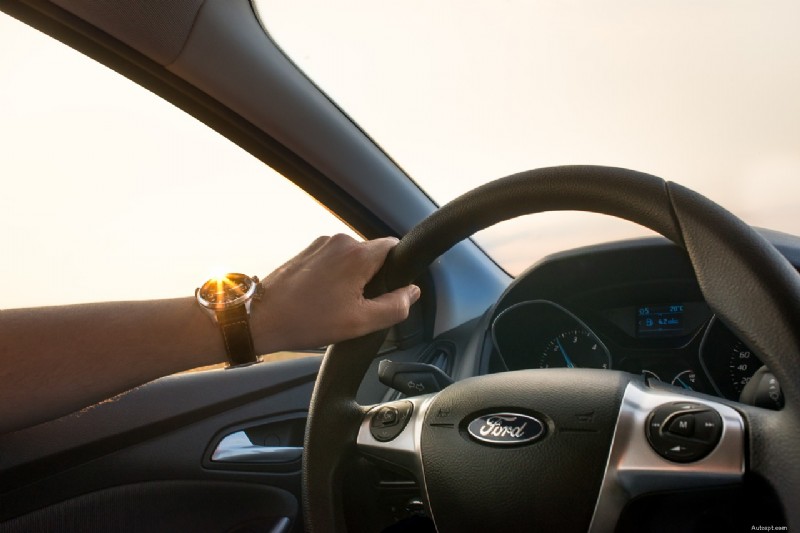 5 abilità automobilistiche essenziali che gli adolescenti devono padroneggiare 