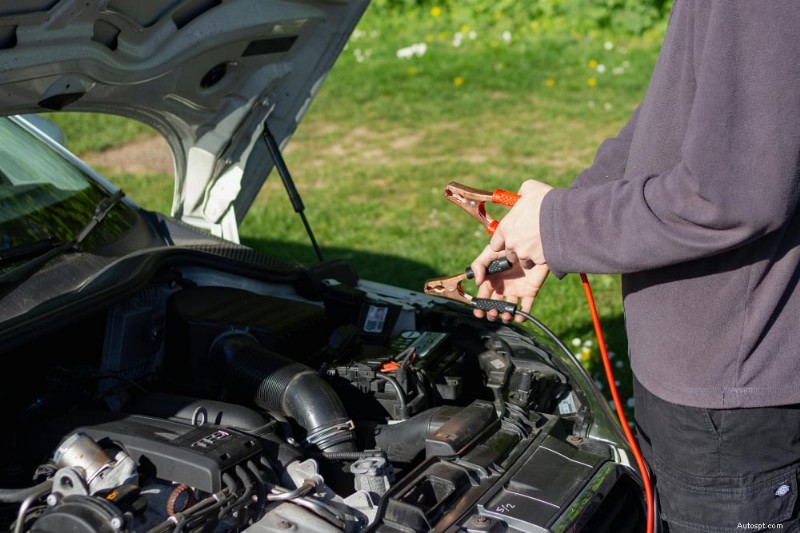 Batteria dell auto scarica? Scopri come avviare la tua auto in sicurezza 