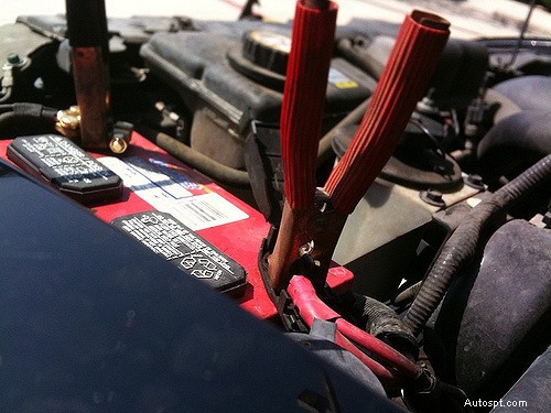 Batteria dell auto scarica? Scopri come avviare la tua auto in sicurezza 
