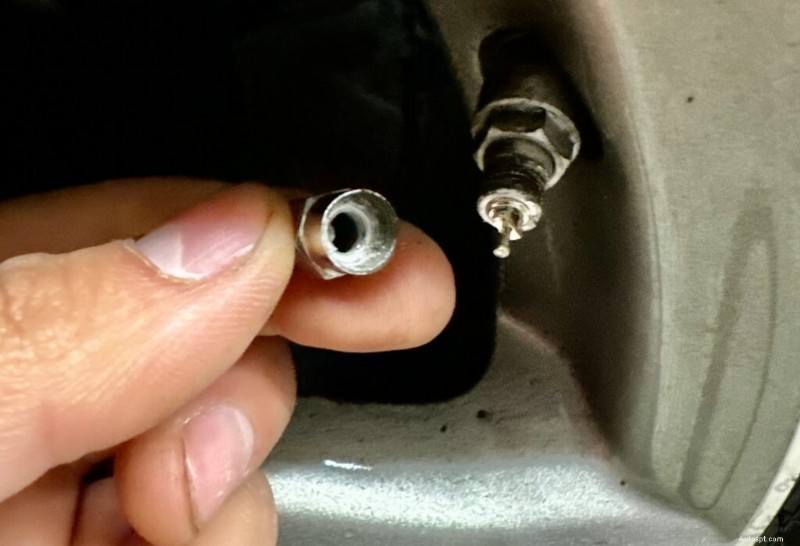 Prevenire costose riparazioni invernali:i pericoli nascosti dei cappucci metallici delle valvole dei pneumatici 