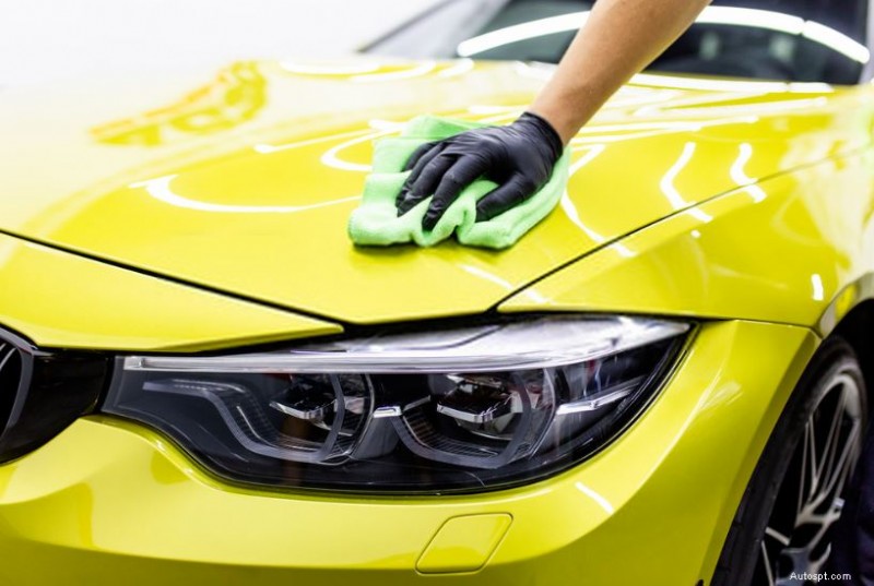 Mantieni la tua auto splendente:la guida essenziale al lavaggio e alla cera regolari 