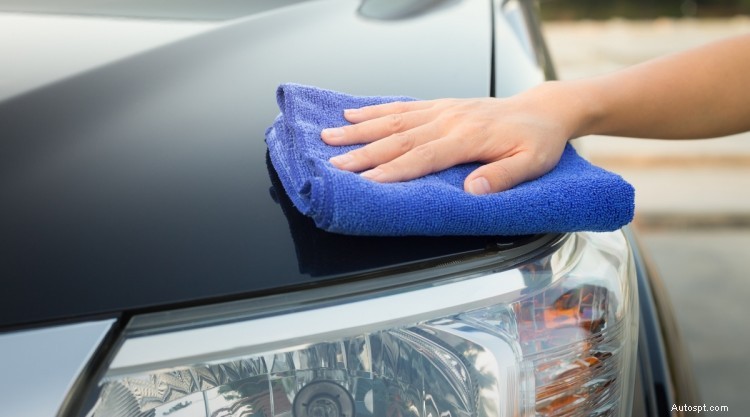 Mantieni la tua auto splendente:la guida essenziale al lavaggio e alla cera regolari 