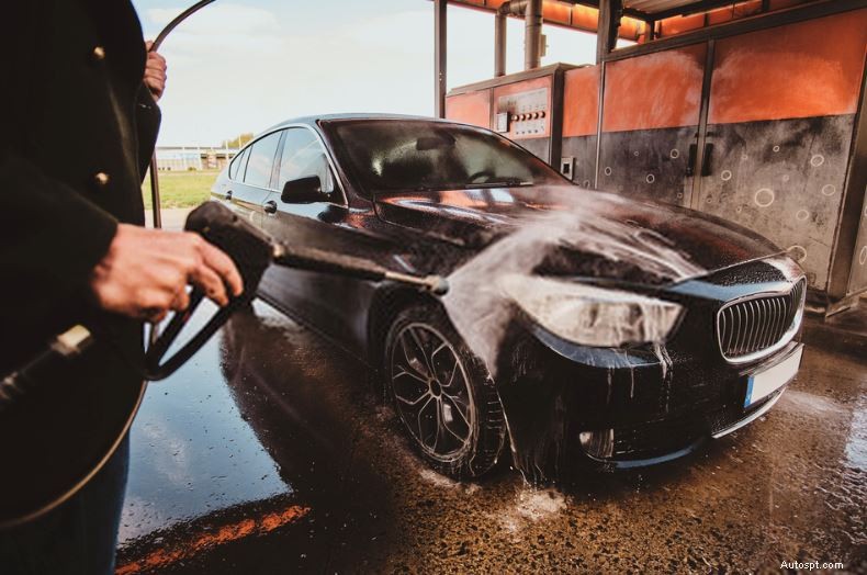 Mantieni la tua auto splendente:la guida essenziale al lavaggio e alla cera regolari 