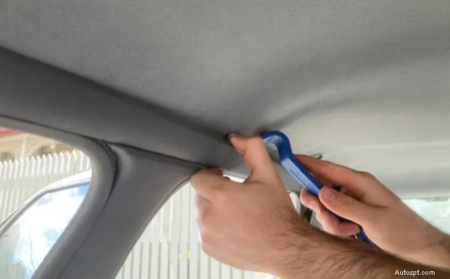 Proteggi gli interni della tua auto:individua e ripara l usura del cielo 
