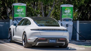 La California supera le stazioni di servizio con quasi il 50% in più di caricabatterie pubblici per veicoli elettrici 