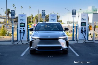 Consumer Reports rileva che le reti di ricarica Tesla e Rivian presentano un numero significativamente inferiore di problemi rispetto alla concorrenza 