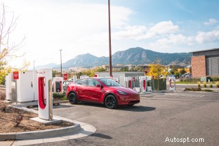 Consumer Reports rileva che le reti di ricarica Tesla e Rivian presentano un numero significativamente inferiore di problemi rispetto alla concorrenza 