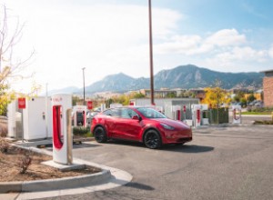 Consumer Reports rileva che le reti di ricarica Tesla e Rivian presentano un numero significativamente inferiore di problemi rispetto alla concorrenza 