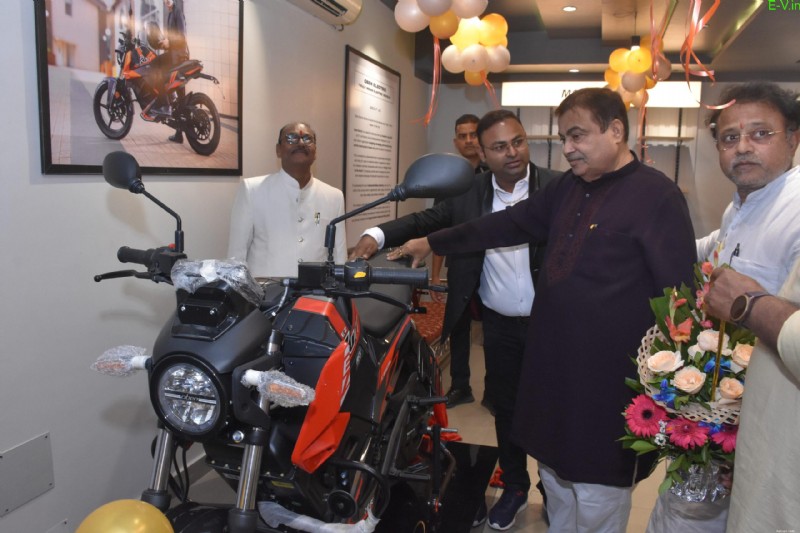 Il ministro dell Unione Nitin Gadkari apre il 75° showroom di Oben Electric a Nagpur 