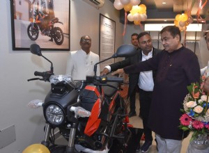 Il ministro dell Unione Nitin Gadkari apre il 75° showroom di Oben Electric a Nagpur 