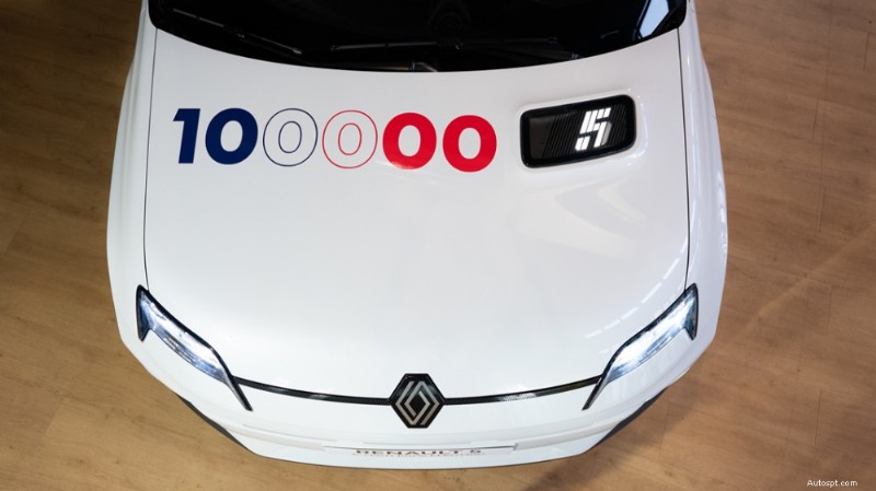 Renault raggiunge i 100.000 veicoli elettrici 5E‑Tech a Douai, evidenziando l eccellenza manifatturiera francese 