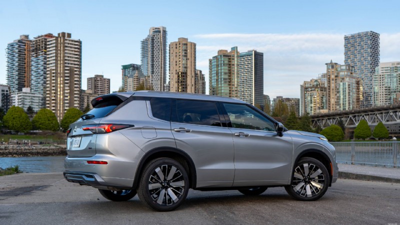 Recensione Mitsubishi Outlander 2026:SUV a tre file lussuoso e pratico per famiglie urbane 