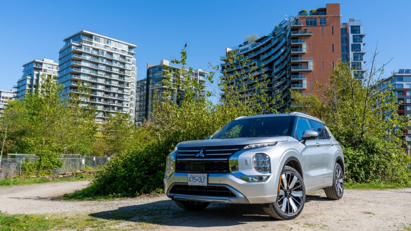 Recensione Mitsubishi Outlander 2026:SUV a tre file lussuoso e pratico per famiglie urbane 