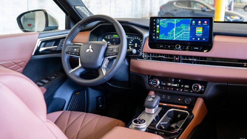Recensione Mitsubishi Outlander 2026:SUV a tre file lussuoso e pratico per famiglie urbane 