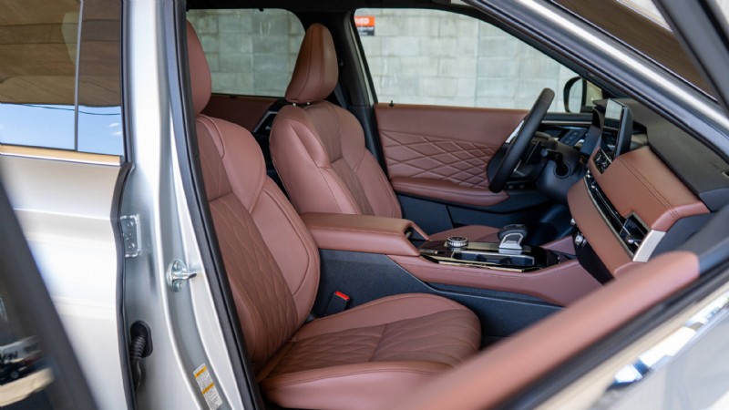 Recensione Mitsubishi Outlander 2026:SUV a tre file lussuoso e pratico per famiglie urbane 