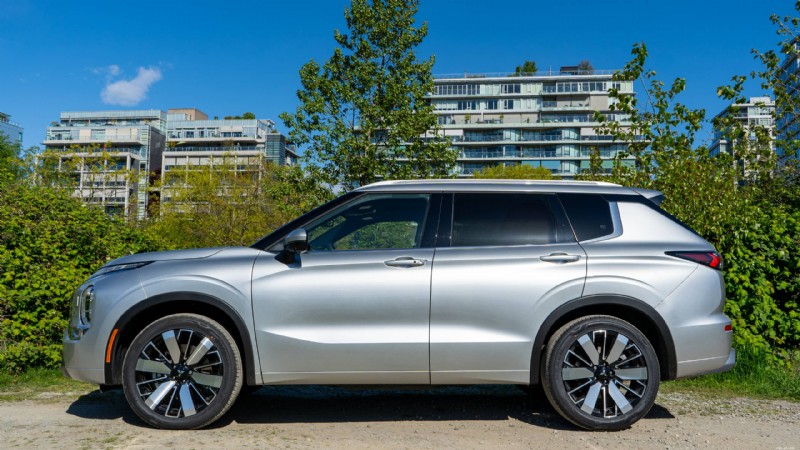 Recensione Mitsubishi Outlander 2026:SUV a tre file lussuoso e pratico per famiglie urbane 