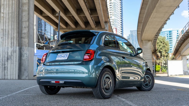 Nissan LEAF 2026 vs Fiat 500e:confronto e revisione di esperti di veicoli elettrici 