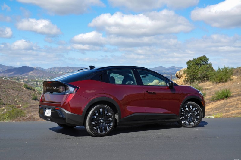 Nissan LEAF 2026 vs Fiat 500e:confronto e revisione di esperti di veicoli elettrici 