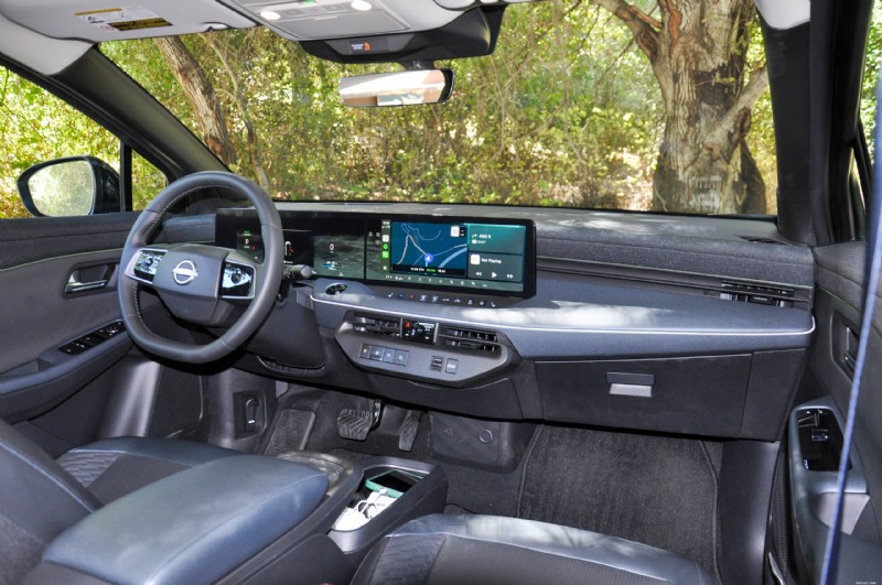 Nissan LEAF 2026 vs Fiat 500e:confronto e revisione di esperti di veicoli elettrici 