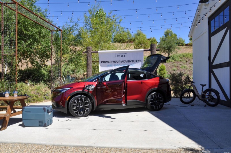 Nissan LEAF 2026 vs Fiat 500e:confronto e revisione di esperti di veicoli elettrici 
