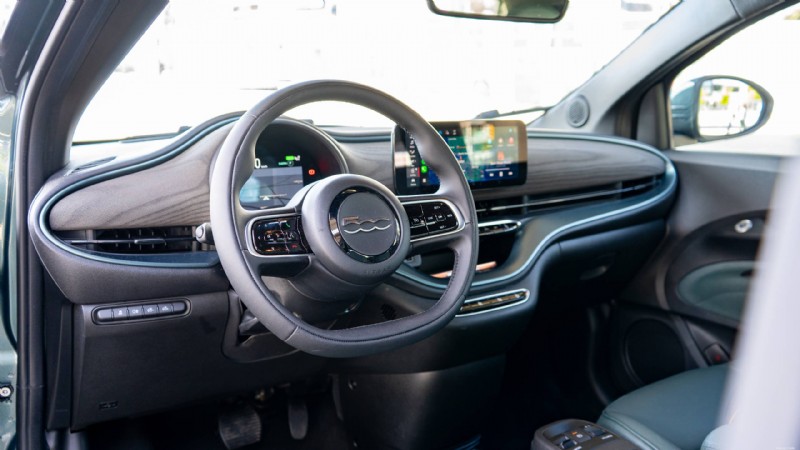 Recensione della Fiat 500e Giorgio Armani del 2025:perché questo veicolo elettrico urbano alla moda si distingue 
