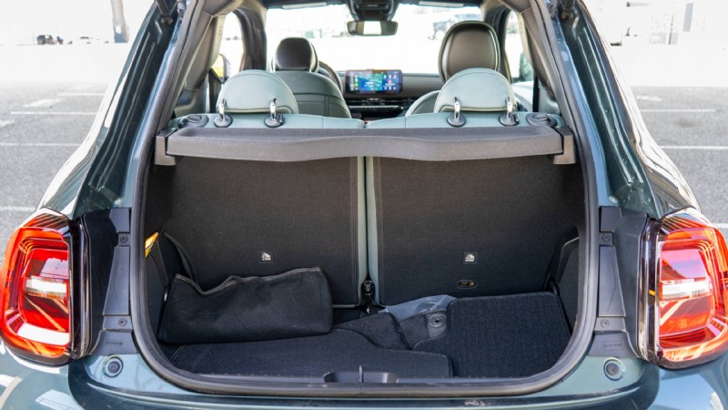 Recensione della Fiat 500e Giorgio Armani del 2025:perché questo veicolo elettrico urbano alla moda si distingue 
