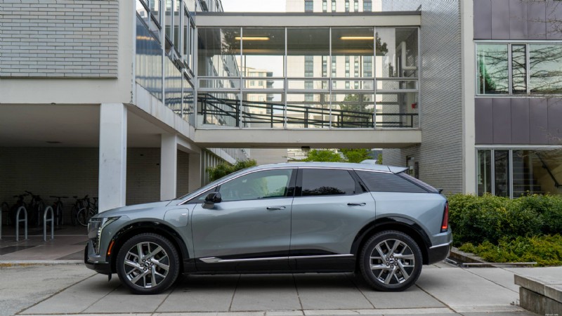 Recensione Cadillac Optiq 2026:un veicolo elettrico compatto di lusso che offre stile, comfort e tecnologia all avanguardia 