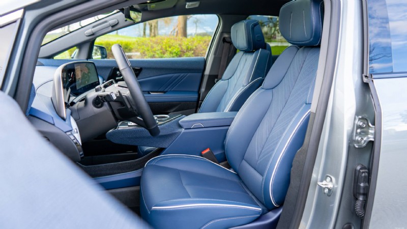 Recensione Cadillac Optiq 2026:un veicolo elettrico compatto di lusso che offre stile, comfort e tecnologia all avanguardia 
