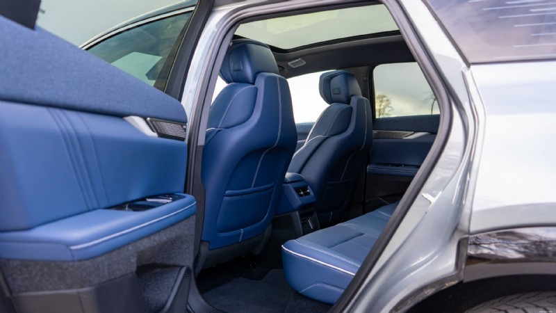 Recensione Cadillac Optiq 2026:un veicolo elettrico compatto di lusso che offre stile, comfort e tecnologia all avanguardia 