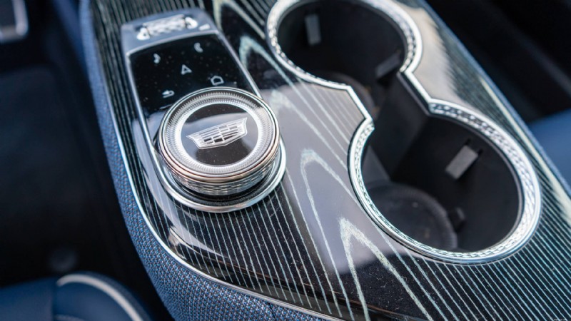 Recensione Cadillac Optiq 2026:un veicolo elettrico compatto di lusso che offre stile, comfort e tecnologia all avanguardia 