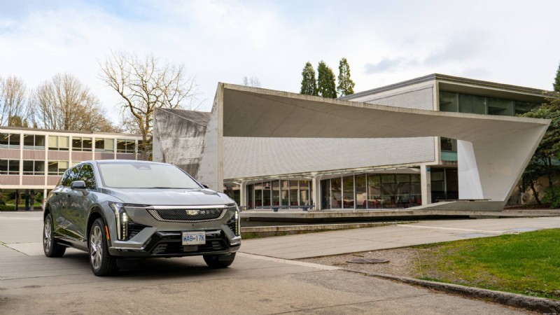 Recensione Cadillac Optiq 2026:un veicolo elettrico compatto di lusso che offre stile, comfort e tecnologia all avanguardia 