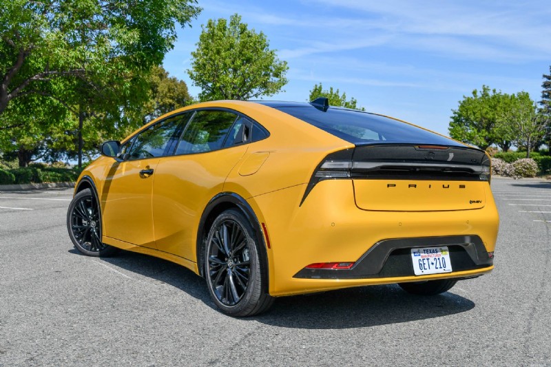 Toyota presenta la Prius 2026:design rinnovato, opzioni di colore ed efficienza nei consumi senza pari 