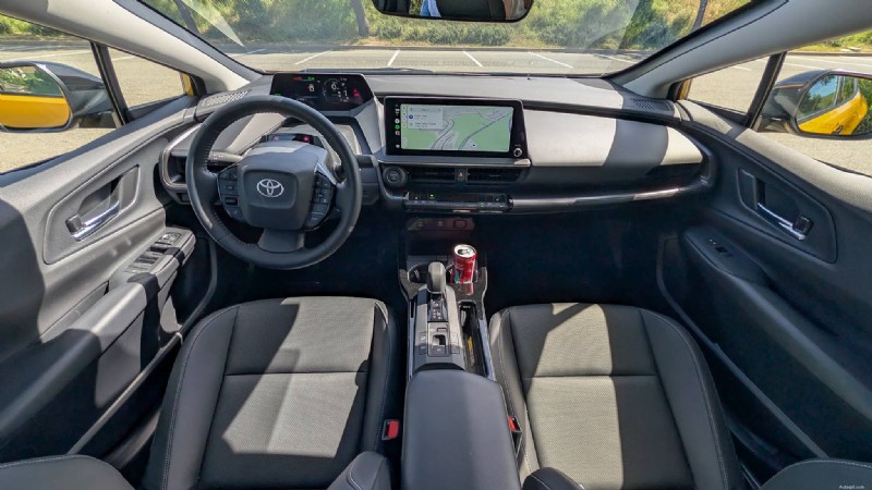 Toyota presenta la Prius 2026:design rinnovato, opzioni di colore ed efficienza nei consumi senza pari 