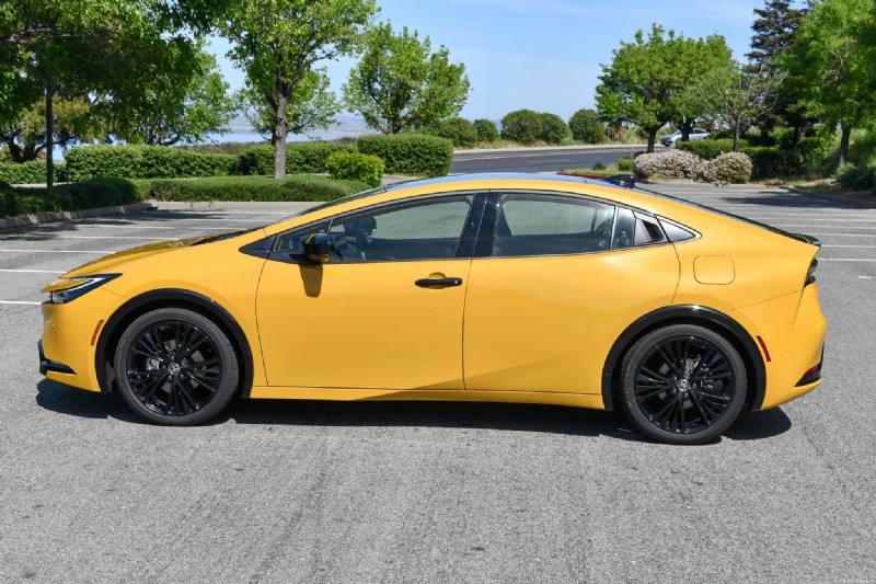 Toyota presenta la Prius 2026:design rinnovato, opzioni di colore ed efficienza nei consumi senza pari 