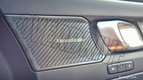 Interni standard della Volvo XC40 Recharge 2022:design e caratteristiche premium 