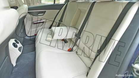 Interni Mercedes‑Benz Classe C C200 2022:lusso, comfort e design all avanguardia 