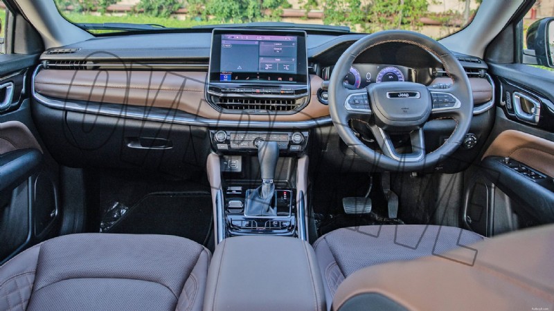 All interno della Jeep Meridian Limited 2022:caratteristiche di lusso e comfort 