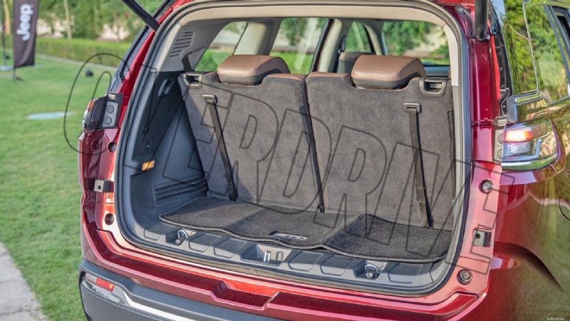 All interno della Jeep Meridian Limited 2022:caratteristiche di lusso e comfort 