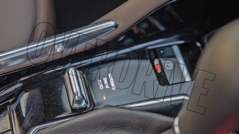 All interno della Jeep Meridian Limited 2022:caratteristiche di lusso e comfort 