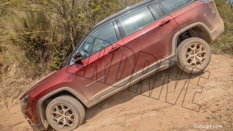 Esplora gli esterni Jeep Meridian 2022 Limited:design premium e prestazioni robuste 