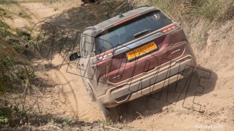 Esplora gli esterni Jeep Meridian 2022 Limited:design premium e prestazioni robuste 
