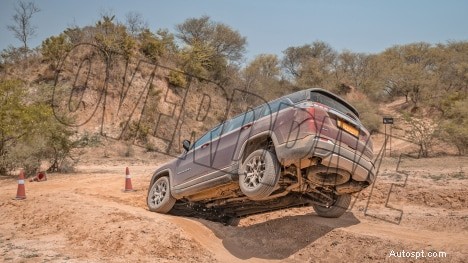 Esplora gli esterni Jeep Meridian 2022 Limited:design premium e prestazioni robuste 