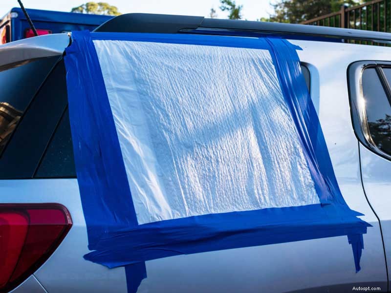 Perché le coperture in plastica sui finestrini delle auto danneggiate non sono sicure 