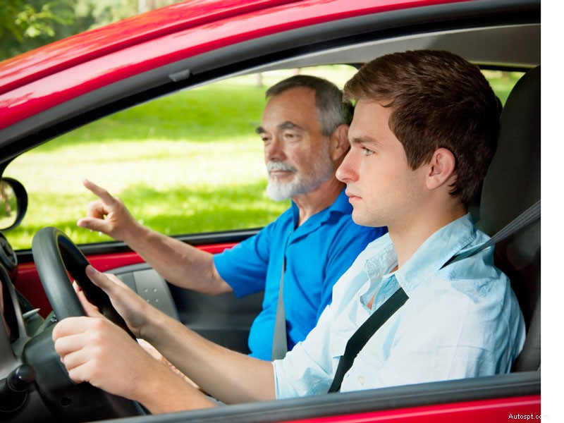 Proteggi il tuo conducente adolescente:suggerimenti essenziali per la sicurezza e la manutenzione dei vetri dell auto 