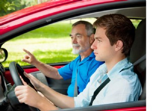 Proteggi il tuo conducente adolescente:suggerimenti essenziali per la sicurezza e la manutenzione dei vetri dell auto 