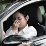 Perché gli interni della mia auto odorano di gas? Soluzioni rapide e prevenzione 
