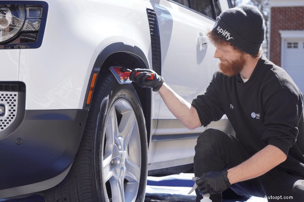 Scopri la differenza Premium:il lavaggio a mano professionale per la tua auto 