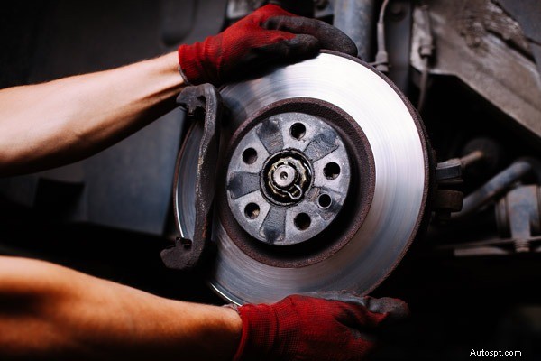 Avviso rumore auto:quando chiamare un meccanico 