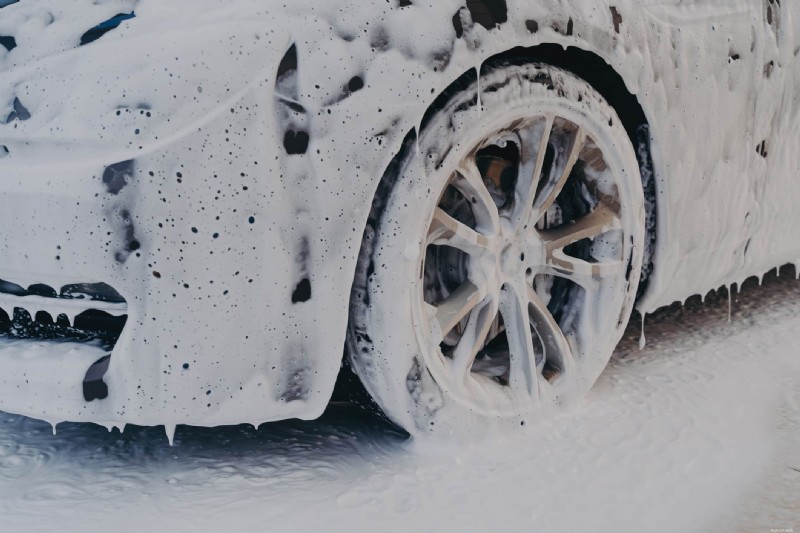 La spiegazione della schiuma di neve:pulisci in sicurezza la tua auto con la scienza 